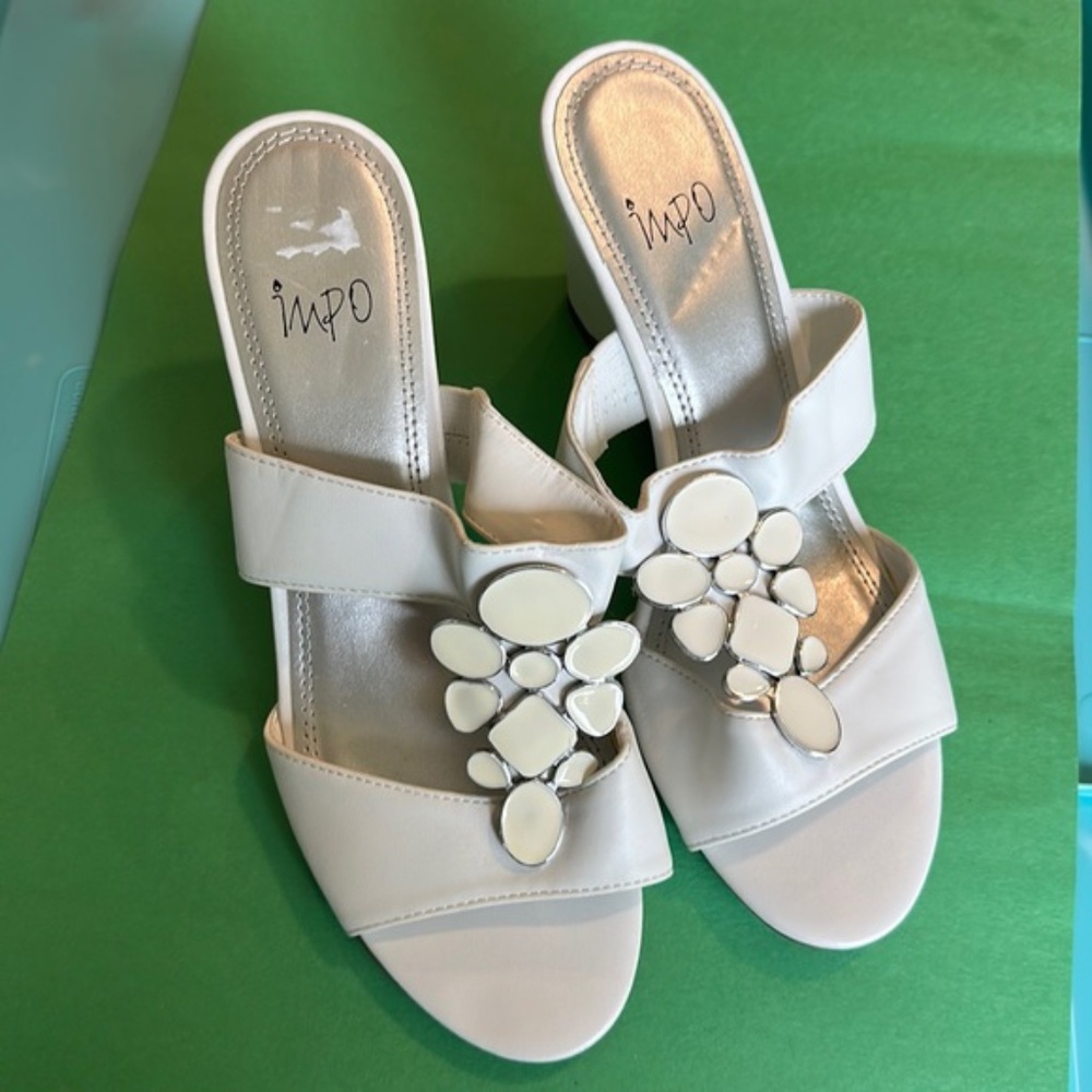 Impo Vavari women’s white wedge sandals enamel brooch size 8.5